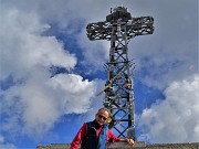 04 Alla splendida ferrea croce di vetta del Resegone-Punta Cermenati (1875 m)